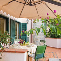 Appartamento L'Ulivo - Terrazza con enorme ombrellone e zona relax