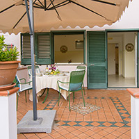 Appartamento L'Ulivo - Terrazza con enorme ombrellone e zona relax